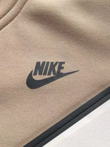 TECH FLEECE – ALMOND BROWN/WHITE (complete)