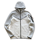 TECH FLEECE – GREY/WHITE (completa)